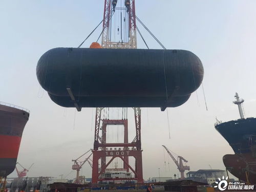 千鈞重器凌空起，江南造船再創(chuàng)世界紀(jì)錄——1400噸全球最大LNG儲(chǔ)罐成功吊裝
